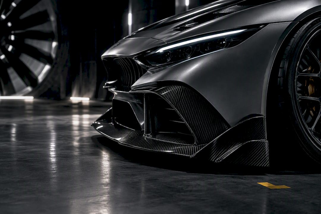 Carbon splitter and vented hood close-up